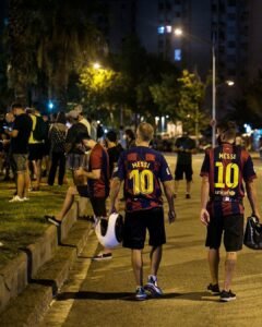 احتشاد جماهير برشلونة تمسكا بميسي