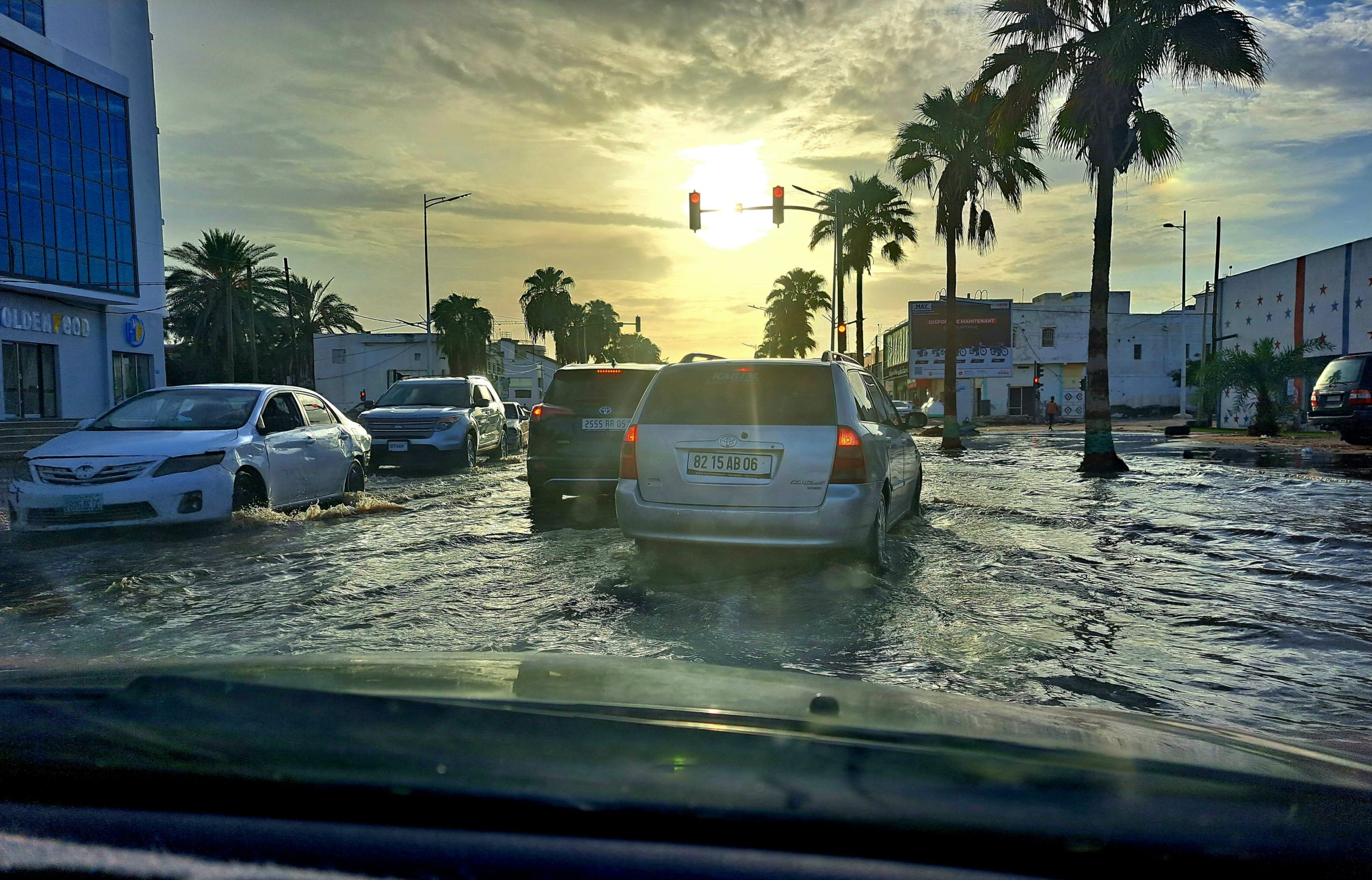 كاميرا الصدى ترصد جانبا من عرقلة مياه الأمطار للحركة المرورية في بعض شوارع العاصمة نواكشوط