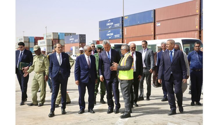 وزير الشؤون الاقتصادية يصطحب الوزير المغربي المنتدب في زيارة لميناء نواكشوط المستقل