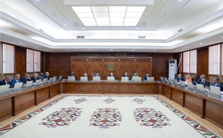 الوزاري :يصادق على مشاريع قوانين ومراسيم جديدة ويعلن برنامجاً  لدعم الفئات الاجتماعية الأكثر هشاشة