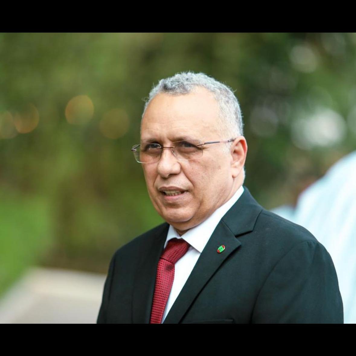 نقيب المحامين الأسبق ولد بوحبيني يعلق على تدوينة الوزير الأول حول جدلية تثبيت أسعار المحروقات