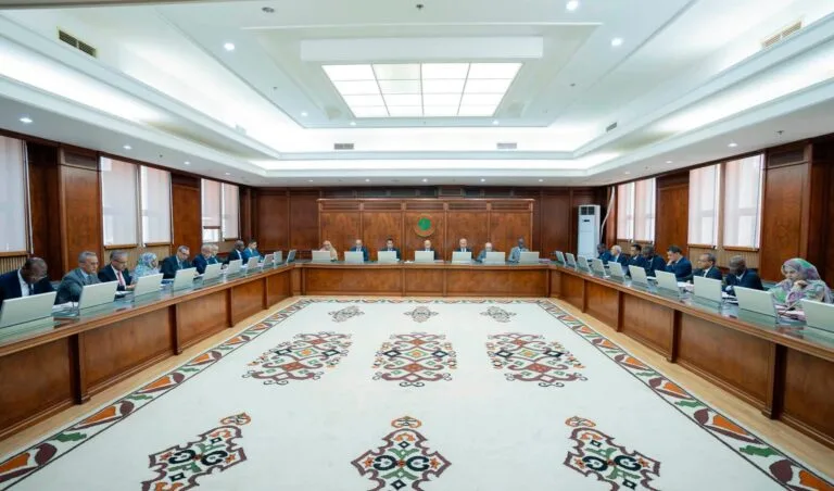 الوزراي : يقر علاوة للمدرسين ويمنح أراضي لمشاريع فندقية ويبحث عقودًا جديدة لاستكشاف النفط