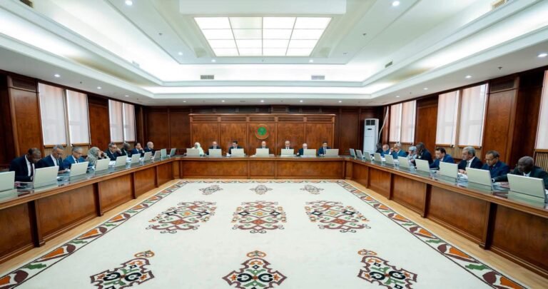 الوزاري يعتمد تمويلات جديدة لكهربة المناطق الريفية ويصادق على قانون المالية المعدل2026