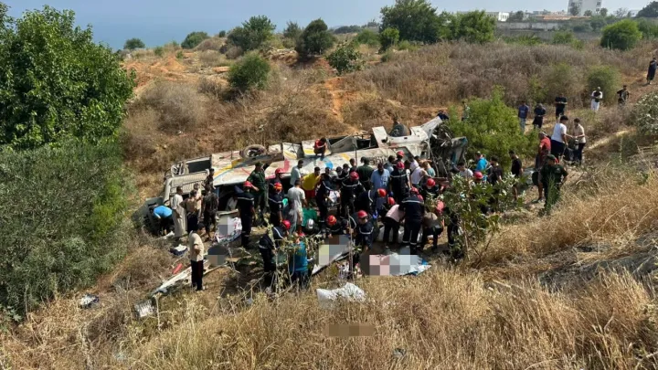 الجزائر تعلن الحداد الوطني ثلاثة أيام بعد مأساة انقلاب حافلة أودت بحياة 25 شخصًا