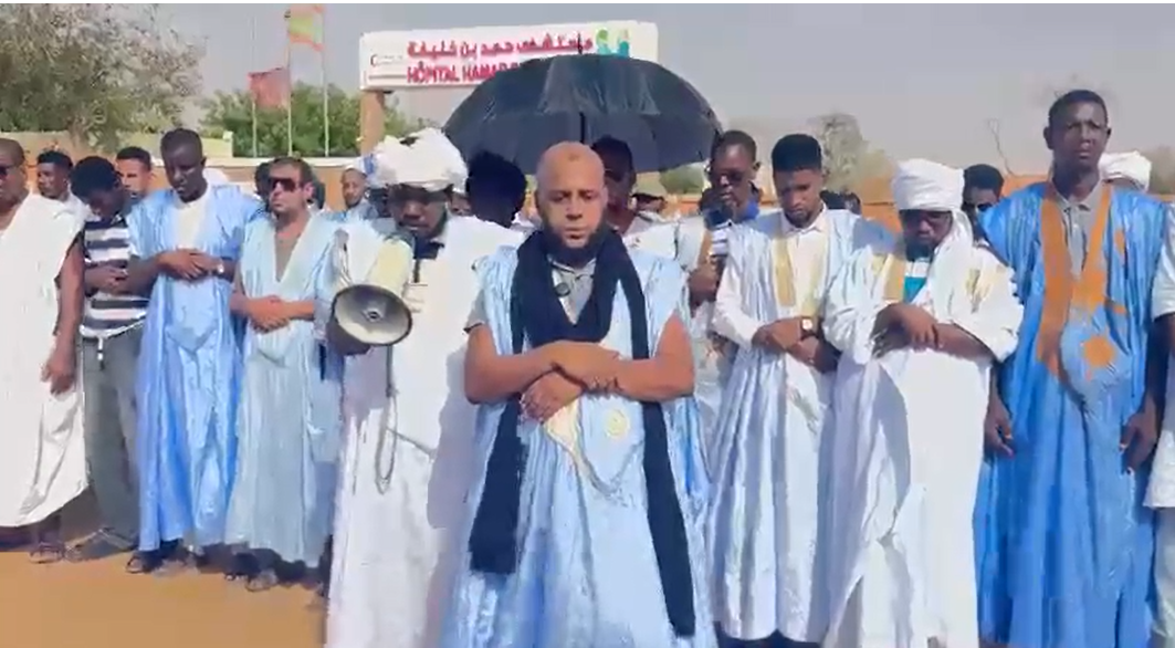 بتلميت : مواطنون يؤدون صلاة الغائب على روح أمير قطر السابق الشيخ حمد بن خليفة