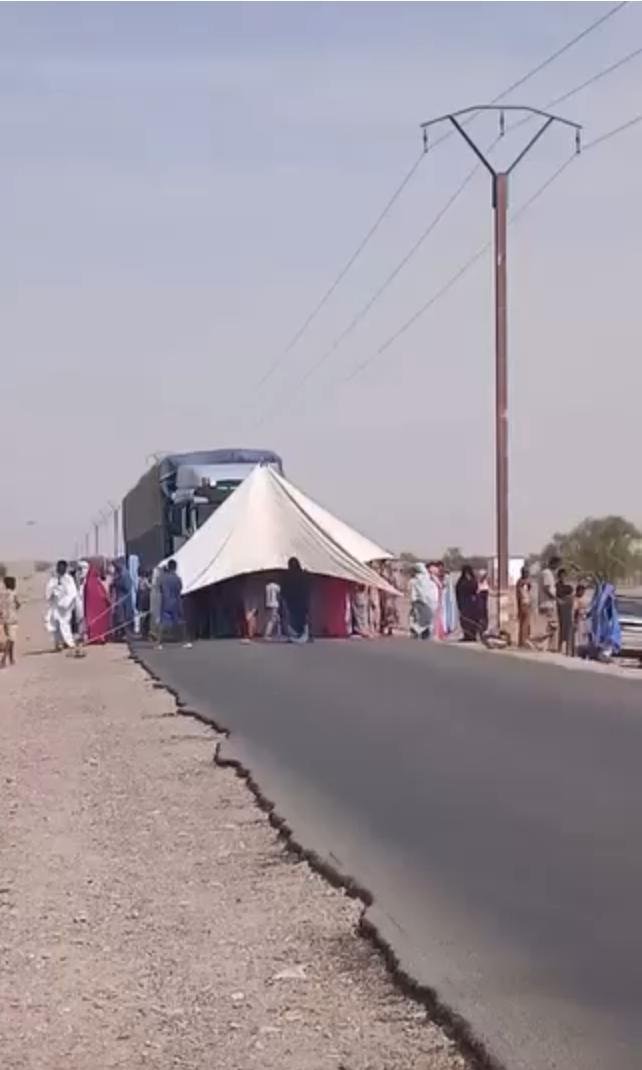 الغابرة.. احتجاج سلمي وإغلاق للطريق للمطالبة بمياه صالحة للشرب