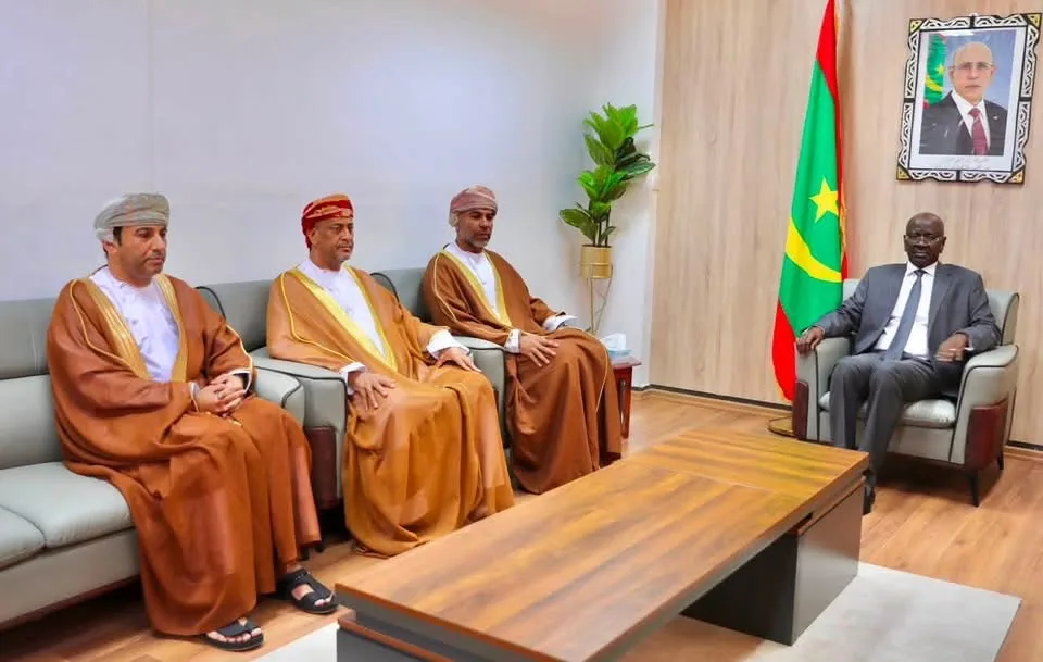 وزير الخارجية يبحث مع وفد رفيع من سلطنة عمان تعزيز التعاون وتطوير الشراكة بين البلدين