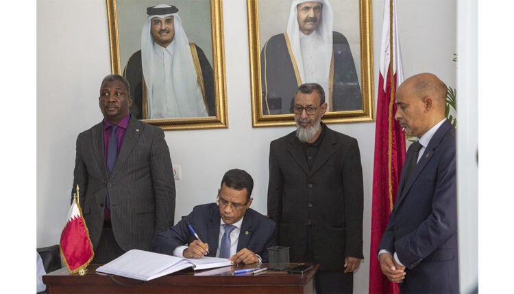 وزير الشؤون الإسلامية يوقع في سجل التعازي بسفارة دولة قطر