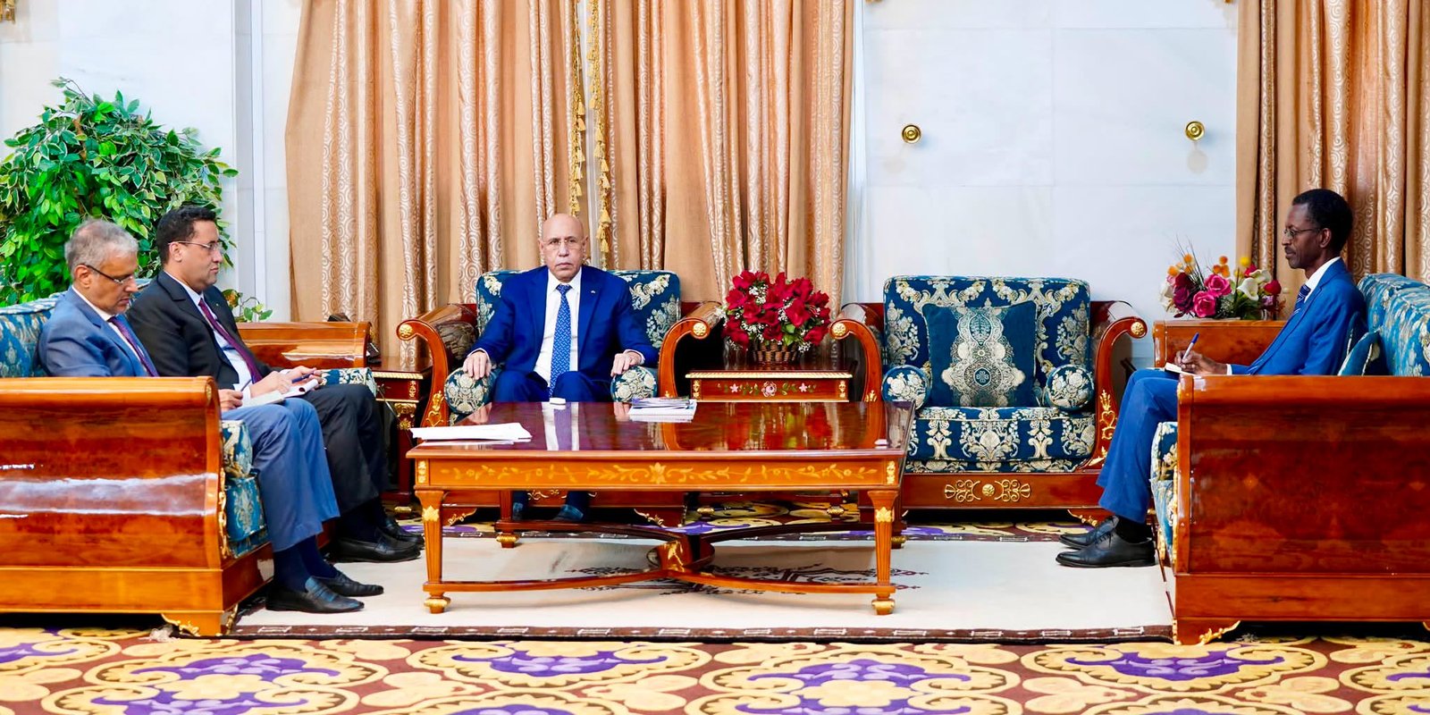 في خضم أزمة كهرباء العاصمة … الرئيس غزواني يجتمع في القصر الرئاسي مع الوزير الأول و وزير الطاقة