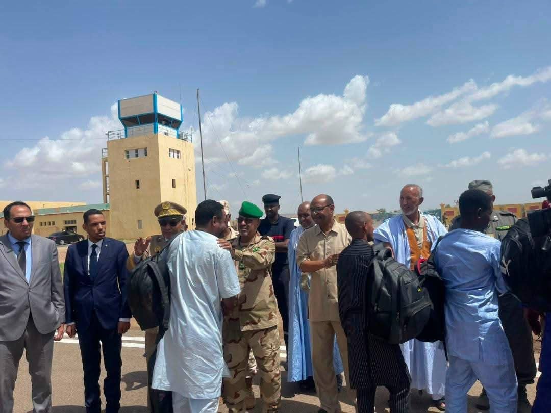 وصول تجار موريتانيين إلى النعمة على متن رحلة خاصة بعد معاناة في مالي “صور