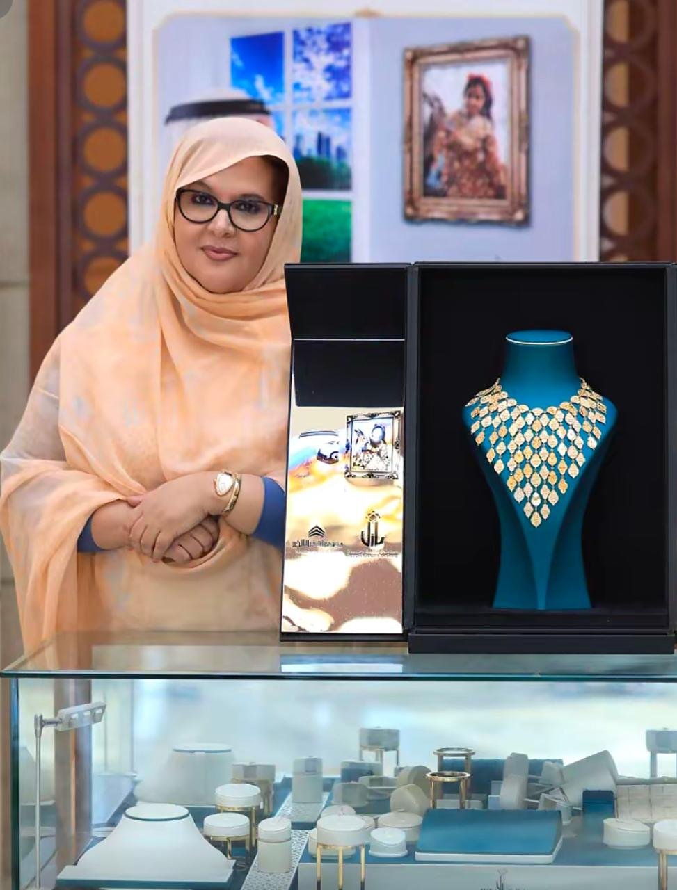 المديرة العامة لمجوهرات “فيلا الخير” عزة بنت ابنيجارة : «المرأة الإماراتية أم العظماء.. واحتفالي بها جاء بقطعة تحمل قصيدة صاحب السمو الشيخ محمد بن راشد»