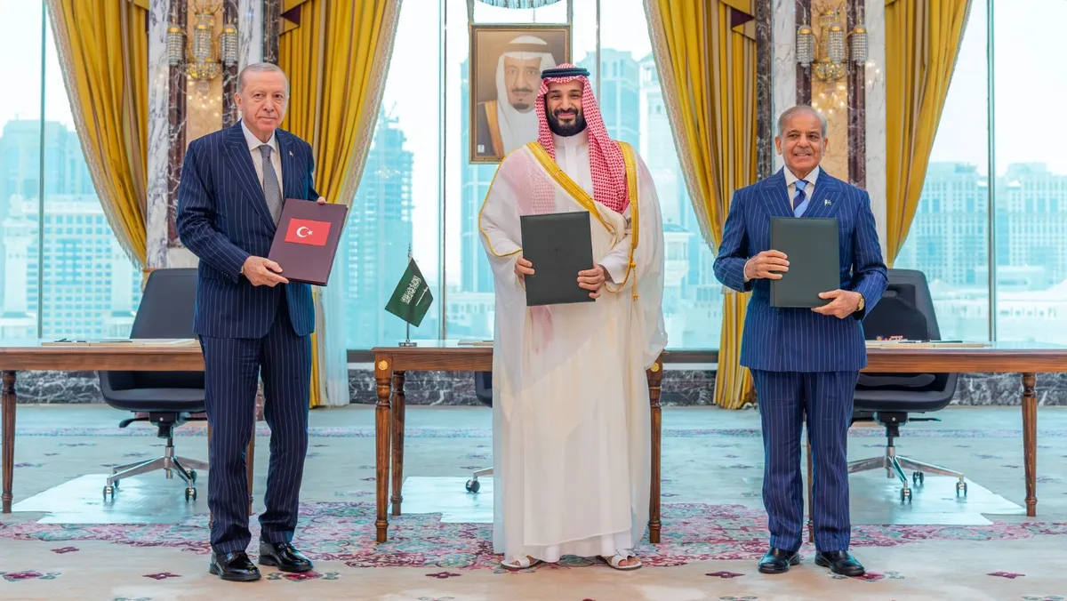 السعودية وتركيا وباكستان توقع “اتفاقية مكة للدفاع المشترك” لتعزيز التعاون الدفاعي والردع الاستراتيجي