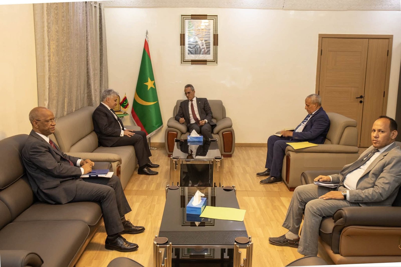 وزير الصيد يبحث مع السفير المصري تعزيز التعاون البحري