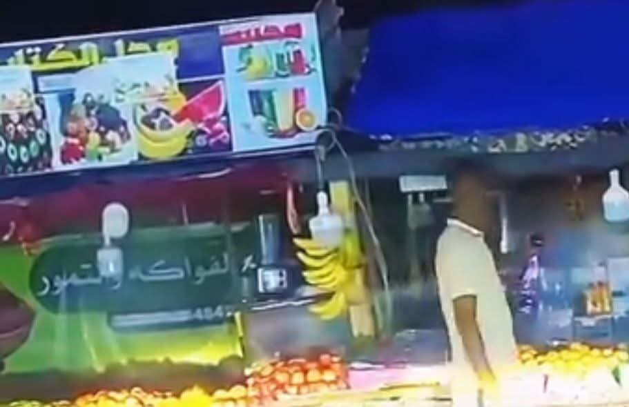 حماية المستهلك تغلق محلاً وتوقف صاحبه بعد ضبطه يرش الفواكه والتمور بمبيد حشري«بوصكعة»